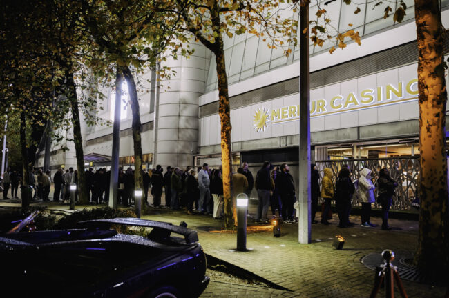 „Place to be“: Bis tief in die Nacht standen zahlreiche Gäste Schlange, um bei der Eröffnung dabei zu sein. (Foto: Merkur Group)