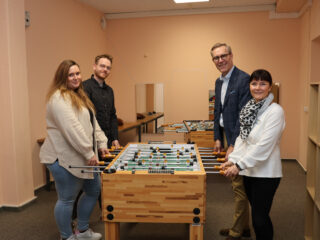 Ein Volltreffer für den guten Zweck: Über den neuen Kickertisch freuen sich (v.l.n.r.) Melissa Löcker, stellvertretende Teamleitung OGS „Im Kleinen Feld“, Gene Raymond Syme, Teamleitung OGS „Im Kleinen Feld“, Mario Hoffmeister und Isabella Hagemeier, Schulleiterin der Grundschule „Im Kleinen Feld“. (Foto: Merkur Group)