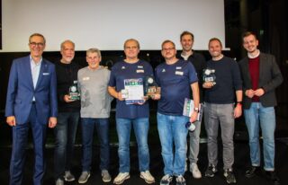 Mario Hoffmeister (links) und Christian-Moritz Thorn (rechts) gratulierten den Gewinnern zu Platz eins bis drei. (Foto: Merkur Group)