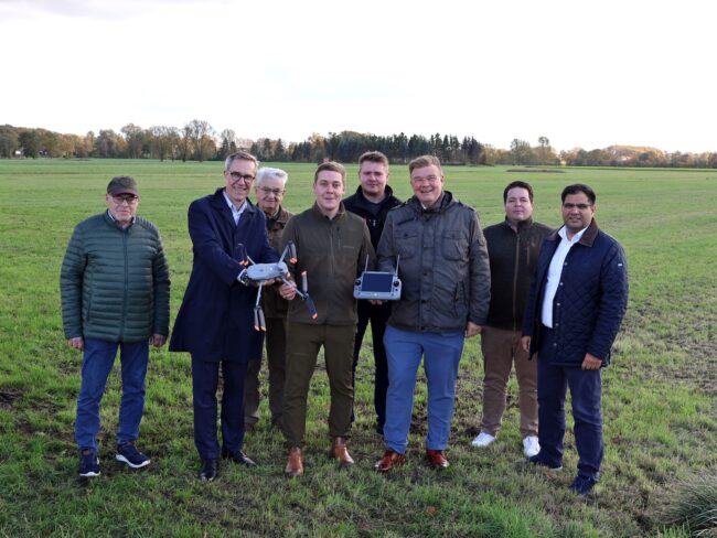 Optimale Rehkitzrettung: Tobias Pirschel (Mitte) nimmt die neue Wärmebilddrohne aus den Händen von Mario Hoffmeister (Zweiter von links) und Nico Clasing (Dritter von rechts) entgegen. Das freut auch Wilfried Pirschel (von links), Herbert Hodde, Constantin Meier, Nico Schwarze und Dr. Ravinder Singh Sud. (Foto: Merkur Group)