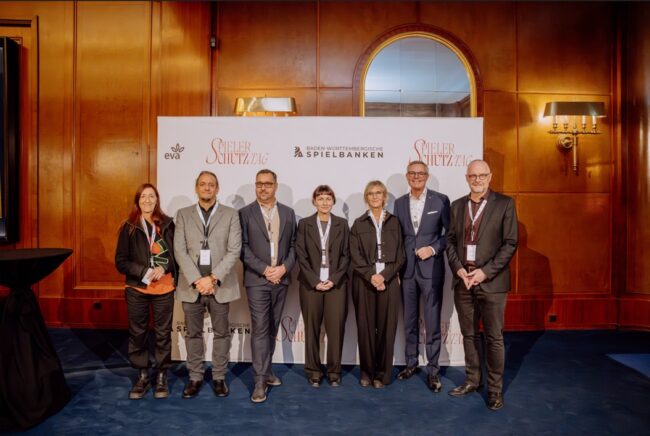 V.l.n.r.: Karin Dobler, Kunsttherapeutin Therapiezentrum Münzesheim; Daniel Nakhla, Therapeutischer Leiter Therapiezentrum Münzesheim; Michael Mößmer, Bereichsleitung Beratungs- und Behandlungszentrum für Suchterkrankungen, Evangelische Gesellschaft Stuttgart e. V.; Alexandra Hänel, Mitarbeiterin des Beratungs- und Behandlungszentrum Sucht, Evangelische Gesellschaft Stuttgart e. V.; Kirstin Wolf, Leiterin der Abteilung für „Seelische Gesundheit“ bei der Evangelischen Gesellschaft Stuttgart; Tobias Wald, Geschäftsführer der Baden-Württembergischen Spielbanken GmbH & Co. KG; Dr. Uwe Kniesel, Leitung Spielerschutz und Prokurist, Baden-Württembergischen Spielbanken GmbH & Co. KG. (Foto: TomBaMedia)