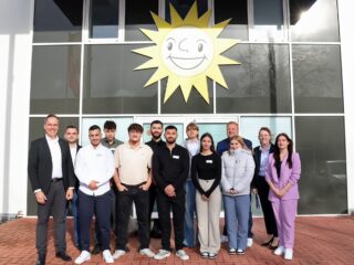 Das Ausbildungsteam der Merkur Group freut sich mit den neuen Azubis auf den Start: Konrad Ostermeier (von links), Emrah Aksan, Abdul Faizy, Oliver Herzog, Nathaniel Beutel, Ilker Yildiz, Kendal Gülec, Arsenii Lazariev, Alicia Sabitov, Jan Eric Hein, Wiktoria Preis, Ann-Kathrin Göbel und Jana Stolz. (Foto: Merkur Group)