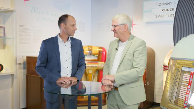 Anlässlich des 40-jährigen Bestehens der Sammlung Gauselmann trafen sich Michael Gauselmann (rechts) und Museumsleiter Sascha Wömpener zu einem Gespräch, bei dem sie die Meilensteine Revue passieren ließen. (Foto: Merkur Group)