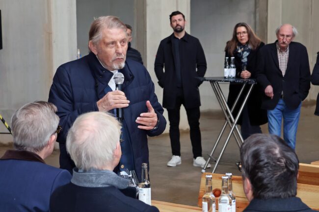 Espelkamps Ehrenbürger Paul Gauselmann war beim Richtfest der neuen Sporthalle ebenfalls anwesend. Das Projekt hat er mit seiner Unterstützung über 2,25 Millionen Euro erst ermöglicht. (Foto: Merkur Group)