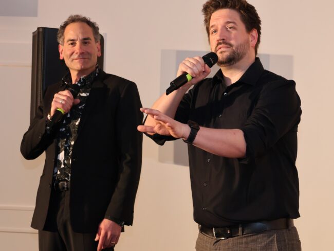 Stars der Musical-Szene: Ethan Freeman (links) und Florian Hinxlage sind Teil einer großen Musical-Gala, die Anfang Juni auf Benkhausen stattfindet. (Foto: Schloss Benkhausen)