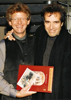Leidenschaftliche Sammler: Michael Gauselmann und der Magier David Copperfield begeistern sich gleichermaßen für historische Münzautomaten. (Foto: Merkur Group)
