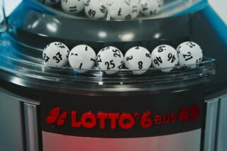 Mit nur drei Richtigen zu Millionären: Bei der Nikolaus-Sonderauslosung von LOTTO 6aus49 bei den Ziehungen am Mittwoch (3. Dezember) und Samstag (6. Dezember) wurden bundesweit dreimal eine Million Euro ausgelost. Zwei Tipper aus NRW und ein weiterer Spielteilnehmer aus Baden-Württemberg dürfen sich jetzt Millionäre nennen. (Foto: Anton Minayev)