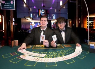 Ludwig Frank (l.) und  Lucas Langheinrich treten für die Spielbank Bad Steben an. (Foto: Staatliche Lotterie- und Spielbankverwaltung Bayern)