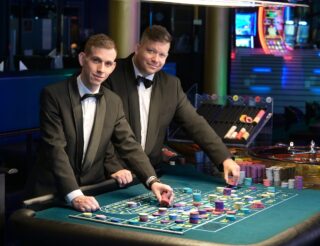 Martin Pudil (l.) und Lukas Vanik treten für die Spielbank Bad Kötzting an. (Foto: Staatliche Lotterie- und Spielbankverwaltung Bayern)