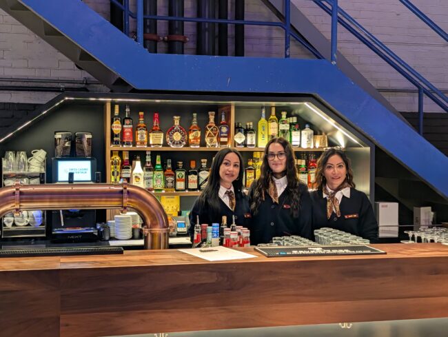 The bar team (Photo: ISA-GUIDE / Ulli Schmitt)