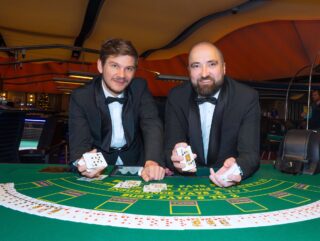 Christoph Hoch und Sebastian S. treten für die Spielbank Garmisch-Partenkirchen an. (Foto: Staatliche Lotterie- und Spielbankverwaltung Bayern)