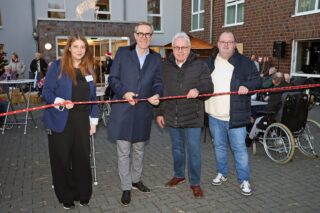 Über die Eröffnung des Weihnachtsmarktes freuen sich (v.l.) Lena Lorenzen, Einrichtungsleitung, Mario Hoffmeister, Leiter Kommunikation Merkur Group, Klaus-Jürgen Bernotat, Stellvertretender Bürgermeister Lübbecke, und Marcel Grabenkamp, Leitung der Tagespflege. (Foto: Merkur Group)