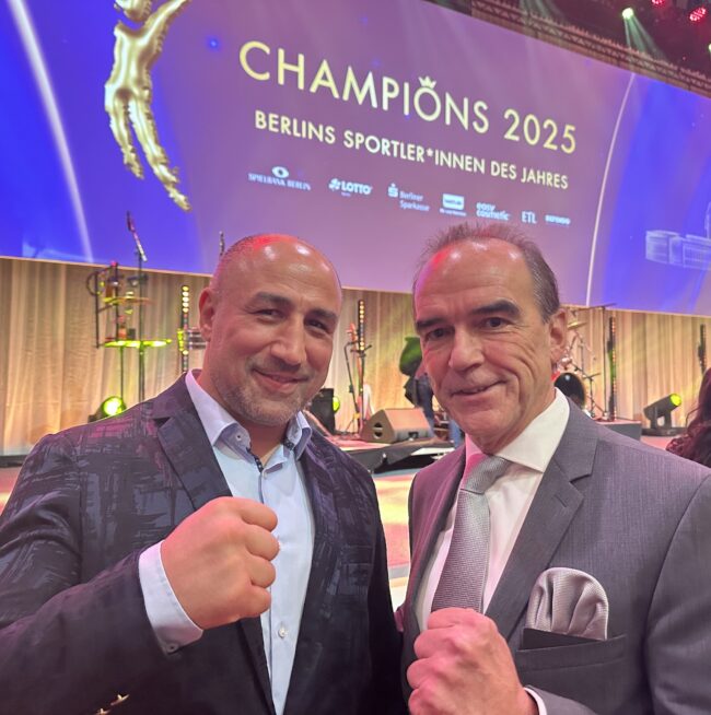 Kämpfen für den Sport: Boxer Arthur Abraham (l.), ungeschlagener zehnfacher IBF-Weltmeister im Mittelgewicht mit Gerhard Wilhelm. (Foto: BERLINboxx)