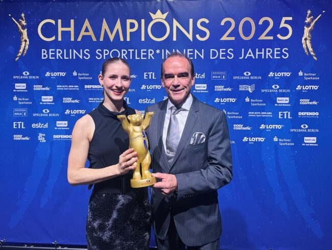 Die Sportlerin des Jahres Eiskunstläuferin Minverva-Fabienne Hase erhält die Auszeichnung von Gerhard Wilhelm, Sprecher der Geschäftsführung Spielbank Berlin. (Foto: BERLINboxx)