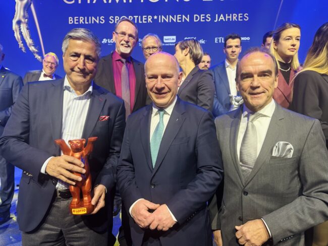 Ein Hoch auf die Champions des Jahres 2025 (v.l.): Kaweh Niromand, Berlins Olympiabeauftragter; Kai Wegner, Regierender Bürgermeister; Gerhard Wilhelm, Spielbank Berlin. (Foto: BERLINboxx)