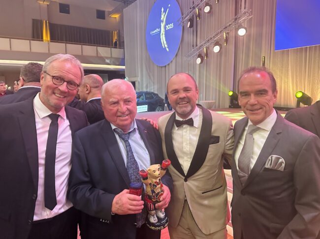 Strahlende Boxtrainer-Legende Ulli Wegner mit seinem Schützling, Box-Weltmeister Sven Ottke (2.v.r.); Martin Seeber (l.), TOP Sport Marketing, und Gerhard Wilhelm, Spielbank Berlin. (Foto: BERLINboxx)