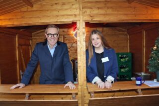 Die Weihnachtsmarktbude wird von Mario Hoffmeister und Lena Lorenzen eingeweiht. (Foto: Merkur Group)