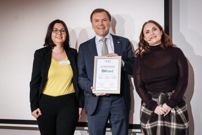 V.l.n.r.: Britta Groß, Nachhaltigkeitsmanagerin bei Lotto BW, Paul Nemeth, Geschäftsführer von Lotto BW, Julia Kovar, Leiterin Klimaschutzstiftung BW. (Foto: Ferdinando Iannone)