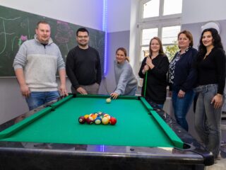 Bringen die Kugel ins Rollen: Florian Haase (Zweiter von links), Bürgermeister der Stadt Rahden, und das Team des Jugendcafés um Steffen Große Wortmann (von links), Jennifer Hormann, Vanessa Hermeling, Nicole Gaßner und Megi Legisi freuen sich über den neuen Billardtisch. (Foto: Merkur Group)
