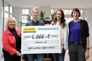 V.l.n.r.: Kerstin Waschke (Sächsische Lotto-GmbH), Dominik Lê-Kellner (Vorstandsmitglied nullaufeins e.V.), Susanne Schöne (Moderatorin & Sachsenlotto-Möglichmacherin), Kristin Fritsch (Vorstandsmitglied nullaufeins e.V.). (Foto: Klaus Trotter / Sachsenlotto)