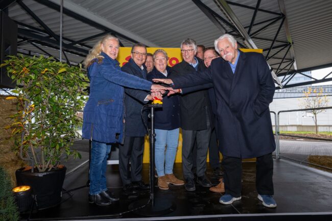 Gaben den Startschuss für die neue Photovoltaik-Anlage auf dem Lotto-Parkplatz: (von links) Monika Sauer (Gesellschafterversammlung), Jürgen Häfner (Lotto-Geschäftsführer), Ulrike Mohrs (Bürgermeisterin der Stadt Koblenz), Dr. Erwin Manz (Staatssekretär im Klimaschutzministerium), Lars Hörnig (Leiter der Stadtwerke Koblenz), Walter Desch (Lotto-Aufsichtsrat). (Foto: Lotto Rheinland-Pfalz / Peter Seydel)