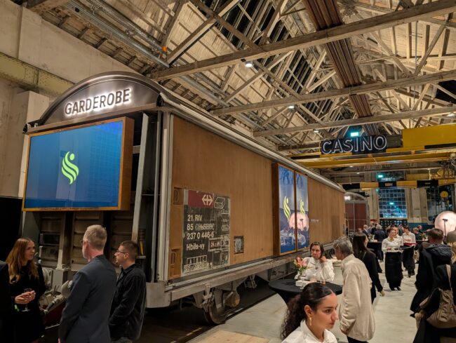 Die SBB-Güterwaggon fungieren als Garderobe. (Foto: ISA-GUIDE / Ulli Schmitt)