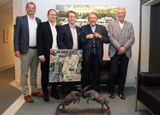 Verlässt die Merkur Group nach 34 Jahren: Joachim Mohrmann (Mitte) geht in den Ruhestand und wird von Vorstandssprecher Lars Felderhoff (von links), Dominik Raasch (Vorstand Merkur Games), Unternehmensgründer Paul Gauselmann und Aufsichtsratsmitglied Jürgen Stühmeyer mit Geschenken verabschiedet. (Foto: Merkur Group)