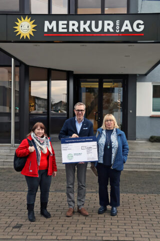 Über die Spende freuen sich (von links) Aldona Lysek, Mario Hoffmeister und Martina Peters.