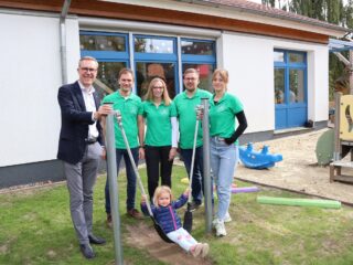 Der Kindergarten Isenstedt erhielt 1.050 Euro von der Paul und Karin Gauselmann-Stiftung zur Anschaffung einer Minischaukel. (Foto: Merkur Group)