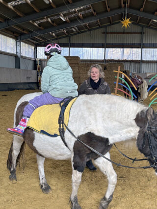 Die Paul und Karin Gauselmann-Stiftung spendete 2.500 Euro an die Wichernschule der Diakonie Stiftung Salem, um das therapeutische Reiten für Kinder mit Beeinträchtigungen zu fördern. (Foto: Merkur Group)