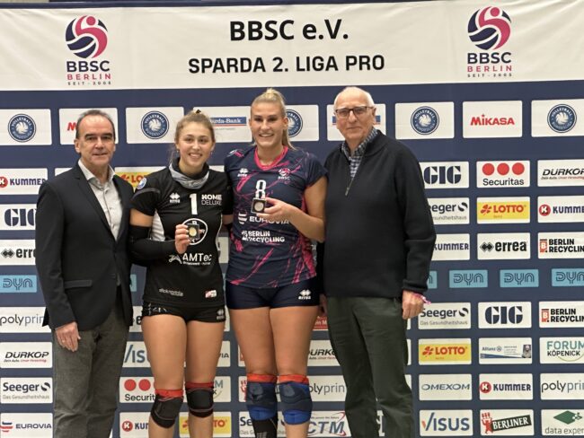 Leistung wird belohnt: Annalena Grätz (BBSC, Mitte rechts) und Tessa Müller (BayerVolleys Leverkusen,
Mitte links) freuen sich gemeinsam mit der Spielbank Berlin über die Auszeichnung als "Beste Spielerin"
| BERLINboxx