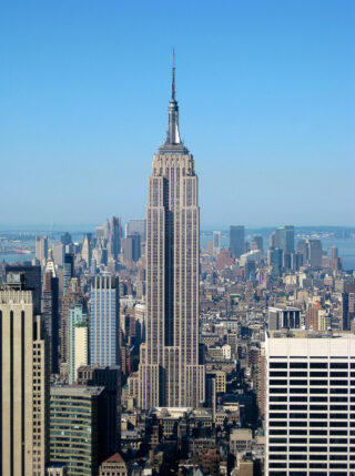 Das Empire State Building in Midtown Manhattan ist eines der berühmtesten Wahrzeichen New Yorks und weltweit bekannt.