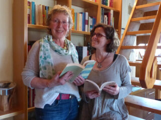 Von heiter bis melancholisch: Annette Ziebeker (links) und Astrid Schwake lesen auf Schloss Benkhausen aus verschiedenen Büchern zum Thema Älterwerden vor.