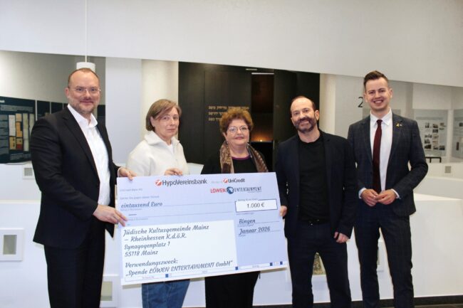 V.l.n.r.: Dr. Daniel Henzgen (Geschäftsführer Kommunikation & Compliance bei LÖWEN ENTERTAINMENT), Joanna Wroblewska-Nell (Vorstandsmitglied der Jüdischen Kultusgemeinde Mainz – Rheinhessen), Anna Kischner (Gemeindevorsitzende), Aharon Ran Vernikovsky (Gemeinderabbiner) und Christian-Moritz Thorn (Senior Manager Public Affairs bei LÖWEN ENTERTAINMENT). (Foto: Simon Frauendorfer)