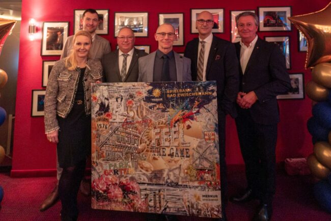 Herzlichen Glückwunsch, Merkur Spielbank Bad Zwischenahn: Anja Sohr (von links), Kaufmännische Leiterin und Prokuristin bei der Merkur Spielbanken Niedersachsen GmbH, Jan Kampe, Geschäftsführer der Merkur Spielbanken Niedersachsen und Sachsen-Anhalt, Jens Gleba, Stellvertretender Spielbankleiter der Merkur Spielbank Bad Zwischenahn, Reiner Mättig, Spielbankleiter der Merkur Spielbank Bad Zwischenahn, David Schnabel, Vorstand Merkur Casinos der Merkur.com AG, und Max Rösle, Geschäftsführer der Merkur Spielbanken Niedersachsen, freuen sich über das Jubiläum. (Foto: Sascha Stüber)