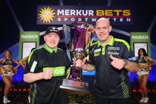 Joey Kelly (links) und Michael van Gerwen bezwangen im Finale den österreichischen Starkoch Alex Kumptner und Profi Nathan Aspinall und durften sich so über den Sieg bei der diesjährigen Promi-Darts-WM freuen. (Foto: Joyn/Willi Weber)