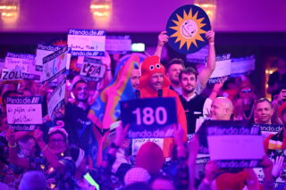 Auch unter den Zuschauern erfreute sich die Merkur-Sonne großer Beliebtheit und wurde immer wieder in die Höhe gereckt. (Foto: Joyn/Willi Weber)