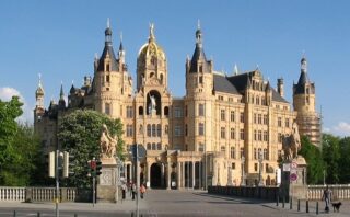 Das Schweriner Schloss ist seit 1990 Sitz des Landtages Mecklenburg-Vorpommern.