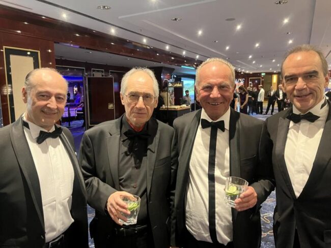 Engagiert für die Meinungsfreiheit: (v.l.) Mehmet Celikoglu, Geschäftsführer der Spielbank Berlin; Gérard Biard, Chefredakteur von Charlie Hebdo; Mario Koss, Creative Director des Berliner Presseballs; und Gerhard Wilhelm, Sprecher der Geschäftsführung der Spielbank Berlin. (Foto: BERLINboxx)