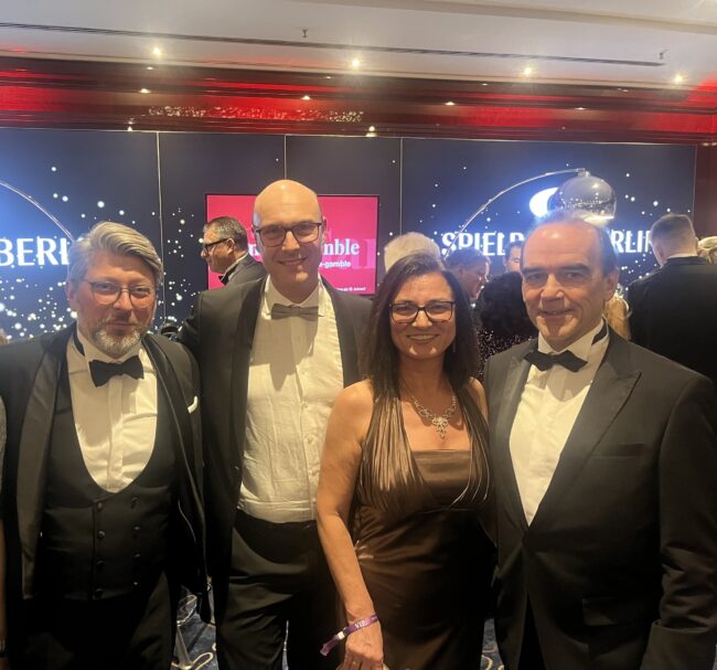 Starker Auftritt: (v.l.) David Marek, Prokurist der Spielbank Berlin; David Schnabel, Vorstandsmitglied der Merkur.com AG; Carola Wilhelm mit ihrem Mann Gerhard Wilhelm, Sprecher der Geschäftsführung der Spielbank Berlin. (Foto: BERLINboxx)