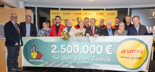 Die Mainzer Hofsänger und Lotto-Geschäftsführer Jürgen Häfner (4.v.r.) freuten sich im Beisein von Landtags-Vizepräsident Matthias Lammert (2.v.l.), dem stellvertretenden Aufsichtsratsvorsitzenden Walter Desch (3.v.r.), Lotto-Gesellschaftervertreterin Monika Sauer (5.v.l.), Stiftungsratsmitglied Hans E. Lorenz (rechts) und der DRK-Landesvorsitzenden Anke Marzi (5.v.r.) über die Spendensumme von 2,5 Millionen Euro, die die Mainzer Hofsänger seit 2007 gemeinsam mit Lotto Rheinland-Pfalz für soziale Zwecke vor Ort eingesungen haben. (Foto: Lotto Rheinland-Pfalz/Seydel)