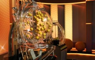 Wenn die Kugeln rollen, steigt die Spannung. Schließlich geht es immer um mindestens 10 Millionen Euro. Foto: Mari Lehtisalo