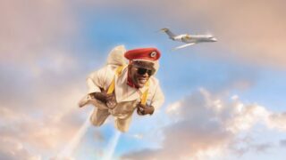 „Verrückt viel Geld“ lautet der neue Claim bei Eurojackpot. Bruce Lacy, der seit vielen Jahren die Kultfigur Captain Jack verkörpert, ist in der neuen Kampagne als Euro Jack zu sehen und zu hören – sein Song und seine Figur wurden dafür neu inszeniert. Mit seinem Ausruf „EYO Euro Jack!“ ist Lacy im entscheidenden Augenblick präsent und begleitet das Gewinnerpaar auf einer Reise durch fantastische Welten. 