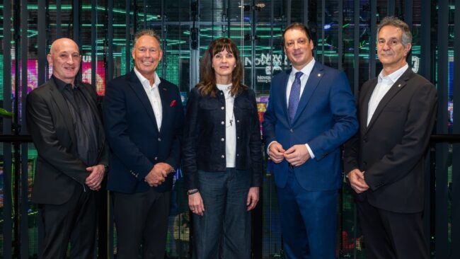 V.l.n.r.: Jens Einhaus (Head of Sales & Product Marketing NBS), Robert van Roosendaal (Global Sales NOVOMATIC), Bryndís Hrafnkelsdóttir (CEO der UIL), Stefan Krenn (Vorstand NOVOMATIC) und George Paterakis (Project Manager NBS). (Foto: Novomatic AG)