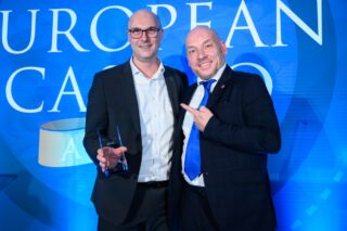 David Schnabel (links), Vorstand Merkur Casinos der Merkur.com AG, nimmt den Award für die Merkur Spielbanken in der Kategorie „Best Multiple Casino Operator“ freudestrahlend entgegen. (Foto: David Grau Llinares)