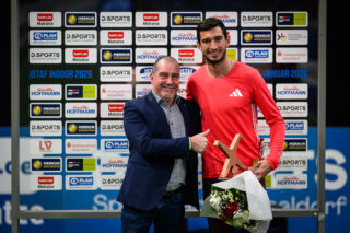 Thomas Stoßberg (links) beglückwünscht Enrique Llopis zu seinem Sieg beim 60-Meter-Hürdenlauf. Foto: ISTAF INDOOR / Lukas Schulze