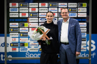  Weitspringerin Ramona Verman freute sich über die Gratulationen von Sven Otzisk. Foto: ISTAF INDOOR / Lukas Schulze
