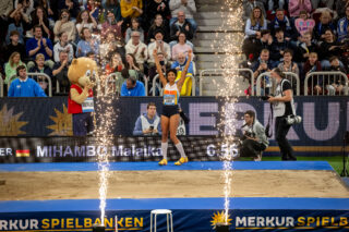 Für Malaika Mihambo reichte es im Weitsprung zwar nur zum dritten Platz, dennoch ließ sie sich vom Publikum feiern. Foto: ISTAF INDOOR / Tilo Wiedensohler
