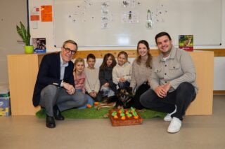 Rundum zufrieden: Schulhündin Nala gemeinsam mit Mario Hoffmeister (von links), Lynn Sophie Dick, Jan Joel Enns, Zoe Louise Harder, Emma Charlotte Skrodzki, Nadine Pöttker und Matthias Seemann. (Foto: Merkur Group)