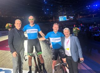 Im Zentrum des Geschehens: Bahnrad-Athleten Jan-Willem van Schip und Roy Eefting-Bloem gemeinsam mit Gerhard Wilhelm, Spielbank Berlin, und Dieter Stein, Radsportlegende und Sportlicher Leiter Six Days. (Foto: BERLINboxx)